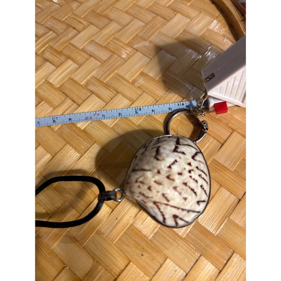 Shell necklace on black thin rope. - Picture 4 of 5